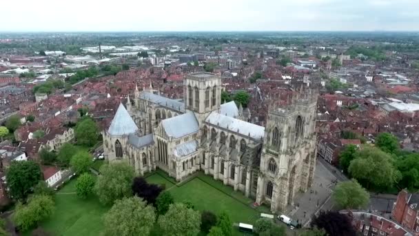 İngiltere'de Yorkshire York İngiliz Gotik tarzı Katedrali Metropolitical Kilisesi Saint Peter veya York Minster — Stok video