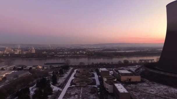 Tour de refroidissement et centrale nucléaire hors réseau à Muehlheim Allemagne — Video