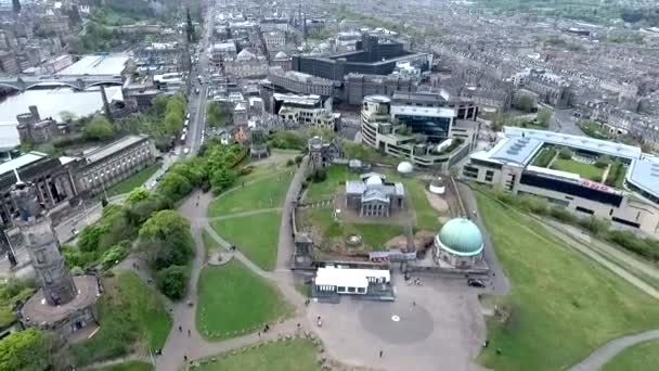 Исторический город Эдинбург Calton Hill Monuments Aerial shot — стоковое видео