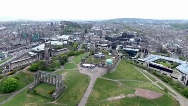 Edimburgo ciudad histórica Calton Hill Monumentos plano aéreo — Vídeo de stock