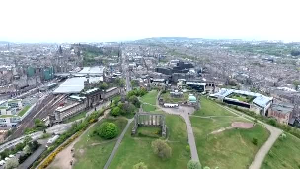 Исторический город Эдинбург Calton Hill Monuments Aerial shot — стоковое видео