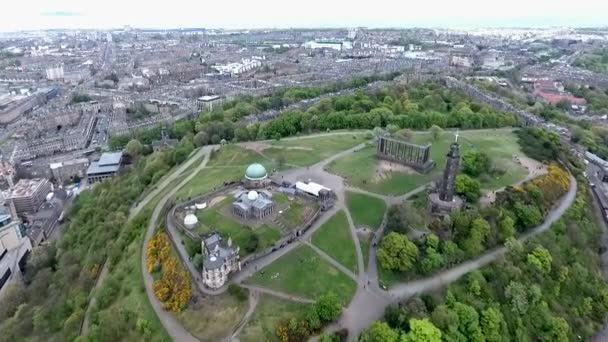 Edynburg miasta historyczne Calton Hill zabytki Aerial strzał — Wideo stockowe