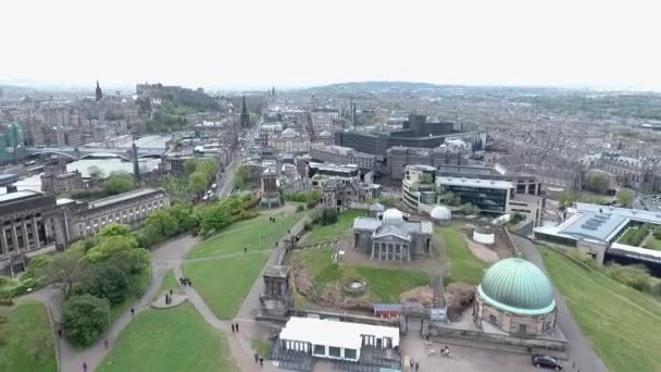 Edimburgo città storica Calton Hill Monumenti Colpo aereo — Video Stock