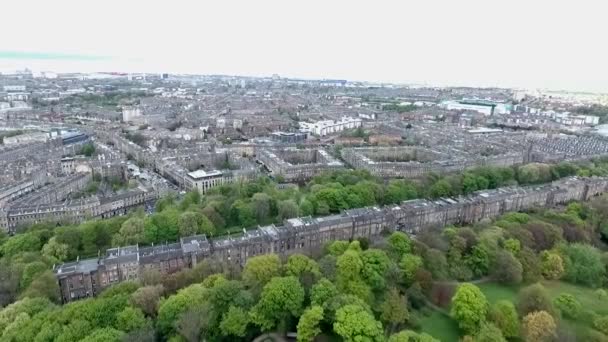 De stad Edinburgh Schotland historische stad dag luchtfoto schot — Stockvideo