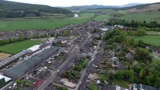 Reino Unido Escocia aérea Glen Speyside Single Malt Whisky Trails Distillery village — Vídeos de Stock