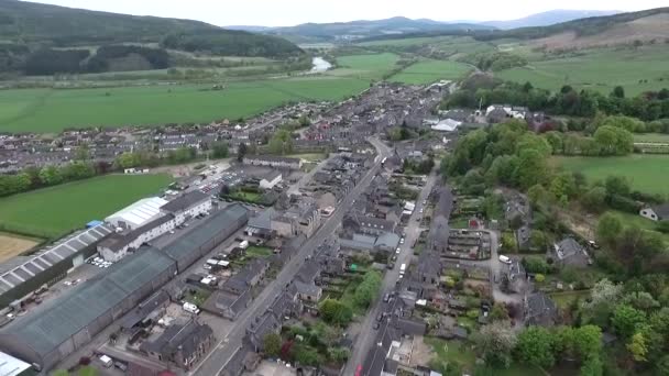 Английская антенна Glen Speyside Single Malt Whisky Trails Distillery village — стоковое видео