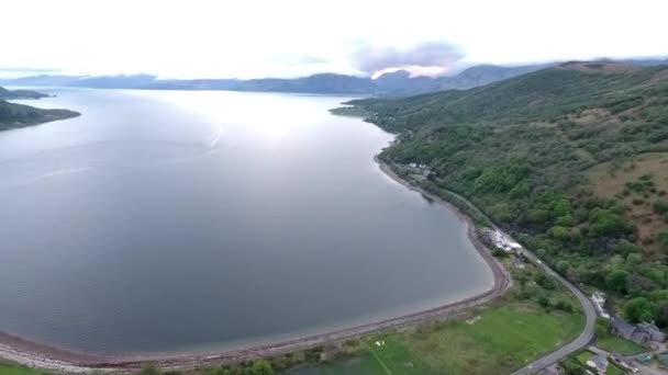 Montanhas aéreas Glen Coe Loch Linnhe Ballchulish Bridge West Highlands Escócia — Vídeo de Stock