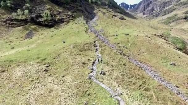グレン Coe 高地スコットランドの空中ショットのハイキングとパノラマ ビューします。 — ストック動画