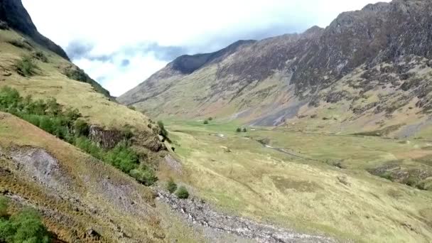 Glen Coe Highlands escocés plano aéreo senderismo y vista panorámica — Vídeo de stock