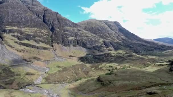 Glen Coe dağlık İskoçya hava atış Hiking ve panorama görüntülemek — Stok video