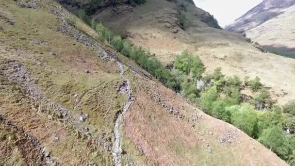 Glen Coe Highlands escocés plano aéreo senderismo y vista panorámica — Vídeo de stock