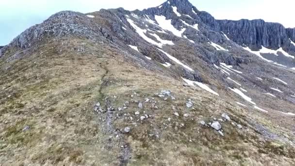 Glen Coe Highlands escocés plano aéreo senderismo y vista panorámica — Vídeo de stock
