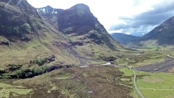 Glen Coe Highlands Скотланд воздушные съемки походы и панорамный вид — стоковое видео
