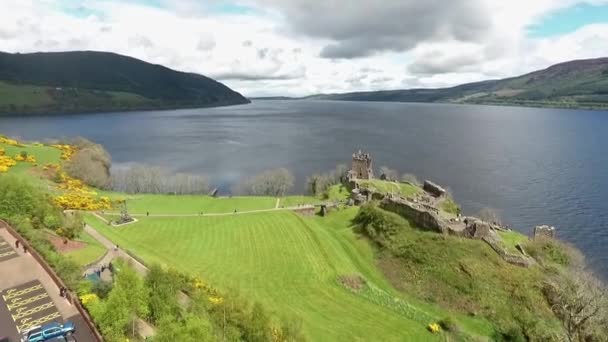 O famoso Loch Ness tiro aéreo verde Escócia Reino Unido — Vídeo de Stock
