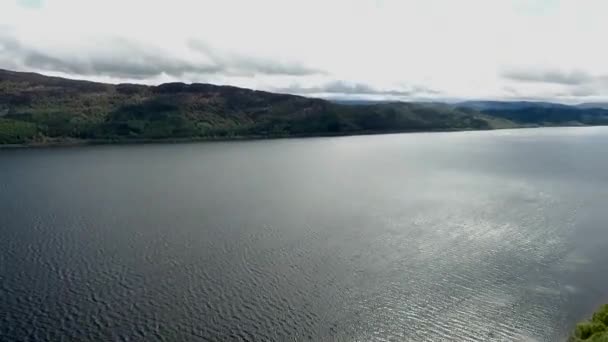 Słynne Loch Ness aerial strzał zielony Scotland, Wielka Brytania — Wideo stockowe