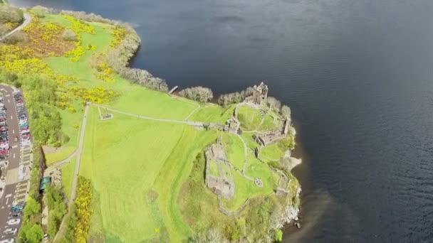 The famous Loch Ness aerial shot green Escocia Reino Unido — Vídeo de stock