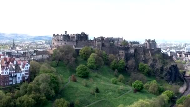 Edinburgh city scotland historic Castle Rock cloudy Day Vue aérienne — Video