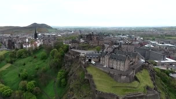 Edinburgh City Scotland historic Castle Rock cloudy Day Aerial shot — стоковое видео