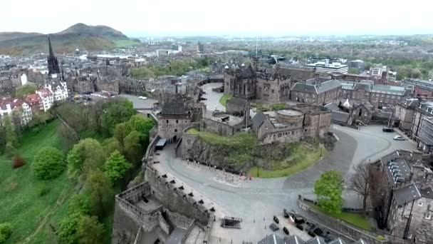 Edimburgo ciudad escocesa histórico Castillo Rock nublado Día plano aéreo — Vídeos de Stock