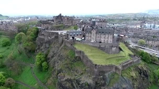 Πόλη Εδιμβούργο Σκωτία ιστορικό βράχο του κάστρου συννεφιασμένη ημέρα εναέρια πυροβόλησε — Αρχείο Βίντεο