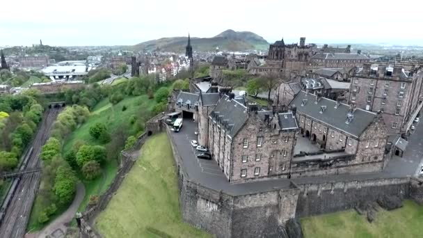 Edinburgh City Scotland historic Castle Rock cloudy Day Aerial shot — стоковое видео
