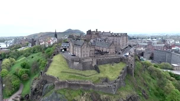 Skócia történelmi Castle Rock felhős nap légi lövés Edinburgh város — Stock videók