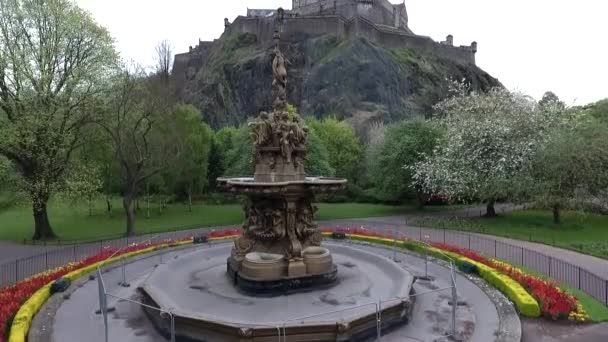 De stad Edinburgh Schotland historische Castle Rock bewolkte dag luchtfoto schot — Stockvideo