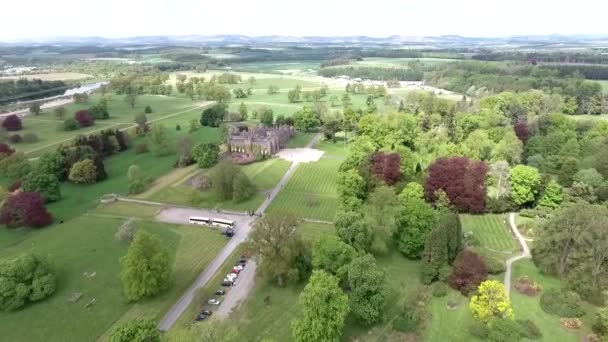 Aearial shot of a Park in forest Château paysager Écosse Grande-Bretagne 