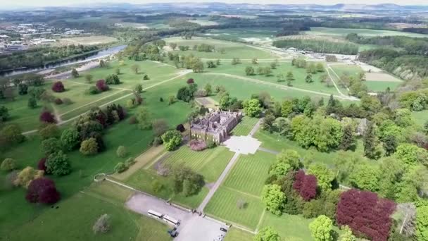 Aearial shot of a Park in forest Château paysager Écosse Grande-Bretagne 