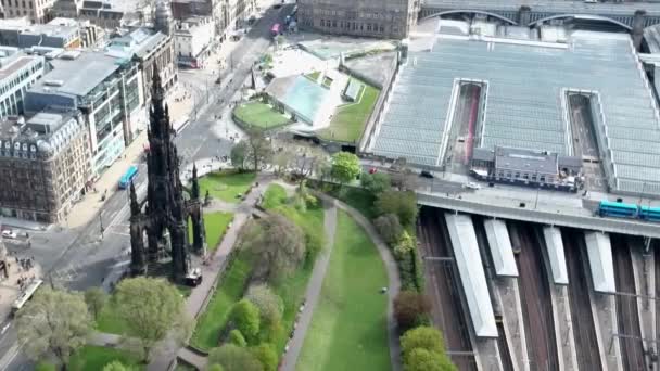 Edinburgh City Zabytkowego Dworca Waverley Kolejowej Sposób Słoneczny Dzień Aerial — Wideo stockowe