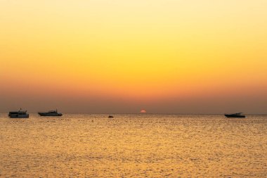 tekne silhouetts Kızıldeniz Makadi Bay Mısır altın renklerde gün batımında kıyısında