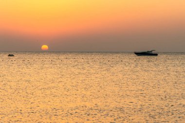 tekne silhouetts Kızıldeniz Makadi Bay Mısır altın renklerde gün batımında kıyısında
