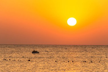 tekne silhouetts Kızıldeniz Makadi Bay Mısır altın renklerde gün batımında kıyısında