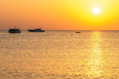 tekne silhouetts Kızıldeniz Makadi Bay Mısır altın renklerde gün batımında kıyısında