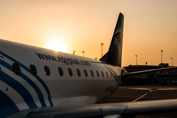 HURGHADA EGIPTO 26.05.2018 - Egypt Air Avión de pie a la posición de estacionamiento durante la puesta del sol sobre su ala —  Fotos de Stock