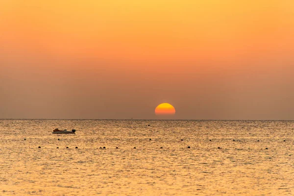 Boot silhouetts aan de oevers van de rode zee bij zonsondergang in Makadi Bay Egypte gouden kleuren — Stockfoto