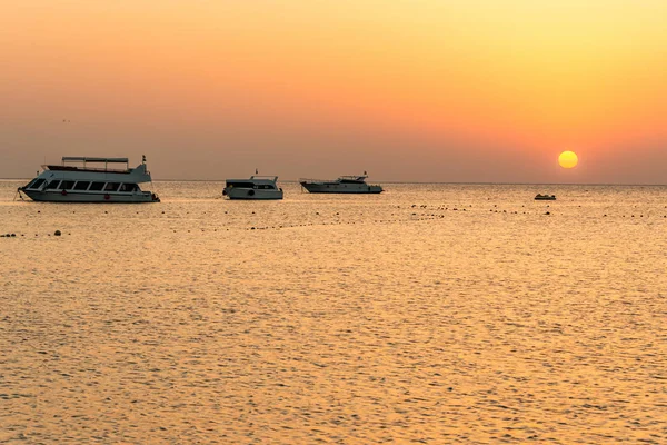 Silhouetts lodí na pobřeží Rudého moře při západu slunce v Makadi Bay Egypt zlaté barvy — Stock fotografie