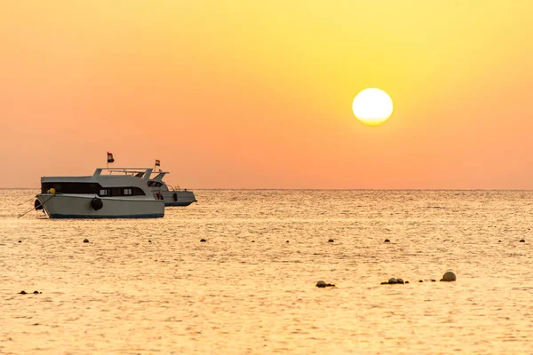 Boot silhouetts aan de oevers van de rode zee bij zonsondergang in Makadi Bay Egypte gouden kleuren — Stockfoto