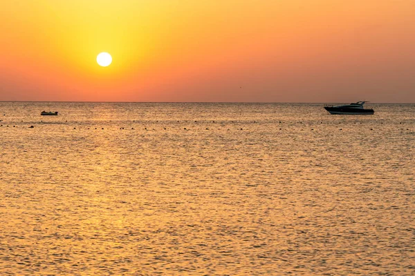 Silhouetts lodí na pobřeží Rudého moře při západu slunce v Makadi Bay Egypt zlaté barvy — Stock fotografie