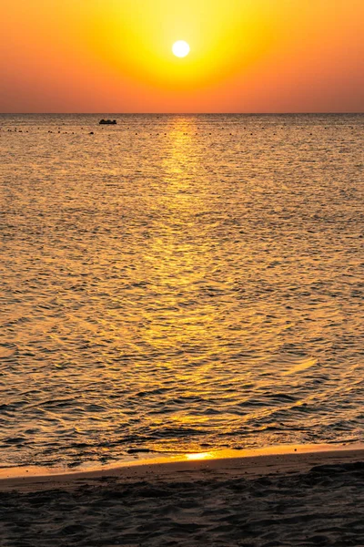 Silhouetts lodí na pobřeží Rudého moře při západu slunce v Makadi Bay Egypt zlaté barvy — Stock fotografie