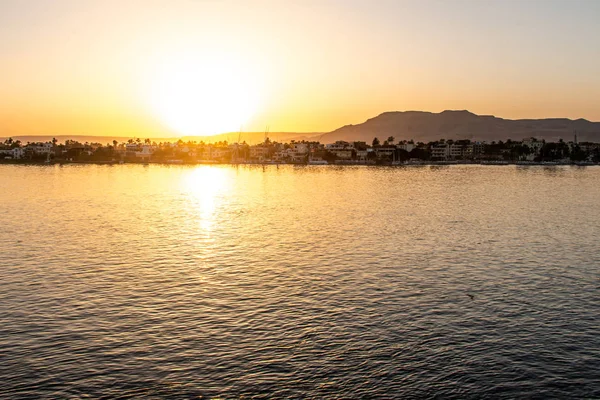 Uitzicht op de Nijl-rivier met zeilboten bij Gouden kleurrijke zonsondergang in Luxor, Egypte — Stockfoto