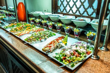 Ürün yelpazesine taze sebze Salata Vejetaryen lezzetli garnitür çeşitli açık büfe. Sağlıklı Mama seti, organik, doğal Mısır