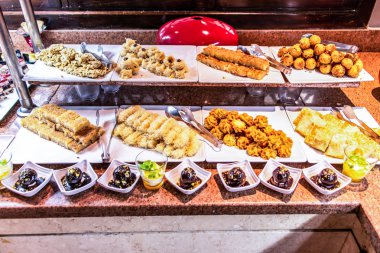 Orta Doğu tatlılar tatlı, baklava, pasta, tatlım, fındık, kutlama büyük plakalı Mısır Makadi Körfezi içinde bayram