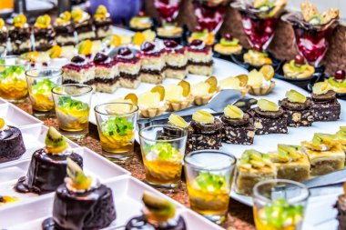 Lezzetli tatlı pasta kek taze renkli tatlı berry tatlılar, güzel Mısır Makadi Körfezi dekore edilmiş kapatmak