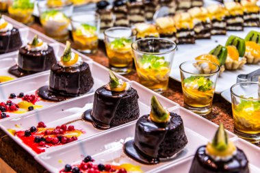 Lezzetli tatlı pasta kek taze renkli tatlı berry tatlılar, güzel Mısır Makadi Körfezi dekore edilmiş kapatmak