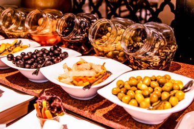 Çeşitli gıda açık büfe tablo, şarap çerez ayarı, zeytin, peynir ve diğer meze, tabakta Mısır'daki İtalyan antipasti