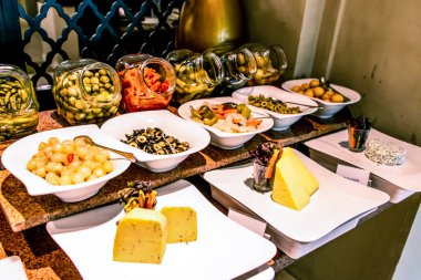 Çeşitli gıda açık büfe tablo, şarap çerez ayarı, zeytin, peynir ve diğer meze, tabakta Mısır'daki İtalyan antipasti