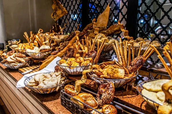 Brood bar station buffet catering, close-up assortiment vers gebak op tafel patisserie buffet set voor ontbijt in Egypte — Stockfoto