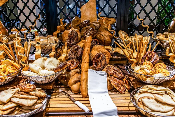 Brood bar station buffet catering, close-up assortiment vers gebak op tafel patisserie buffet set voor ontbijt in Egypte — Stockfoto