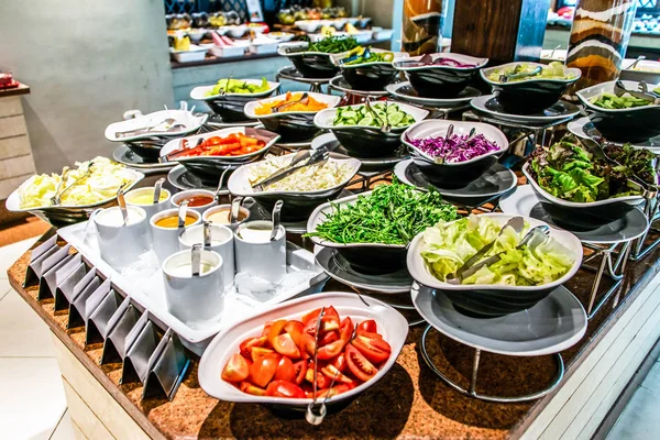 Ассортимент свежих овощных салатов вегетарианский шведский стол вкусный гарнир. Здоровый набор продуктов питания, органический, природный Египет — стоковое фото